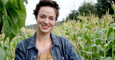 Alan Titchmarsh - Gardeners' World star Frances Tophill's 9-5 job, Googlebox star link and health battle - ok.co.uk - France