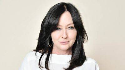 Shannen Doherty - Jason Priestley - Luke Perry - Shannen Doherty—Beloved Actor From Beverly Hills, 90210—Has Died of Cancer at 53 - glamour.com - city Beverly Hills