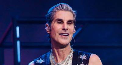 Perry Farrell - Dave Navarro - Jane's Addiction Musician Perry Farrell Seeking Medical Treatment After On Stage 'Physical Outburst,' Wife Etty Lau Reveals - justjared.com