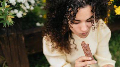 The Health Benefits Of Dark Chocolate: A Nutritionist’s Take - glamour.com